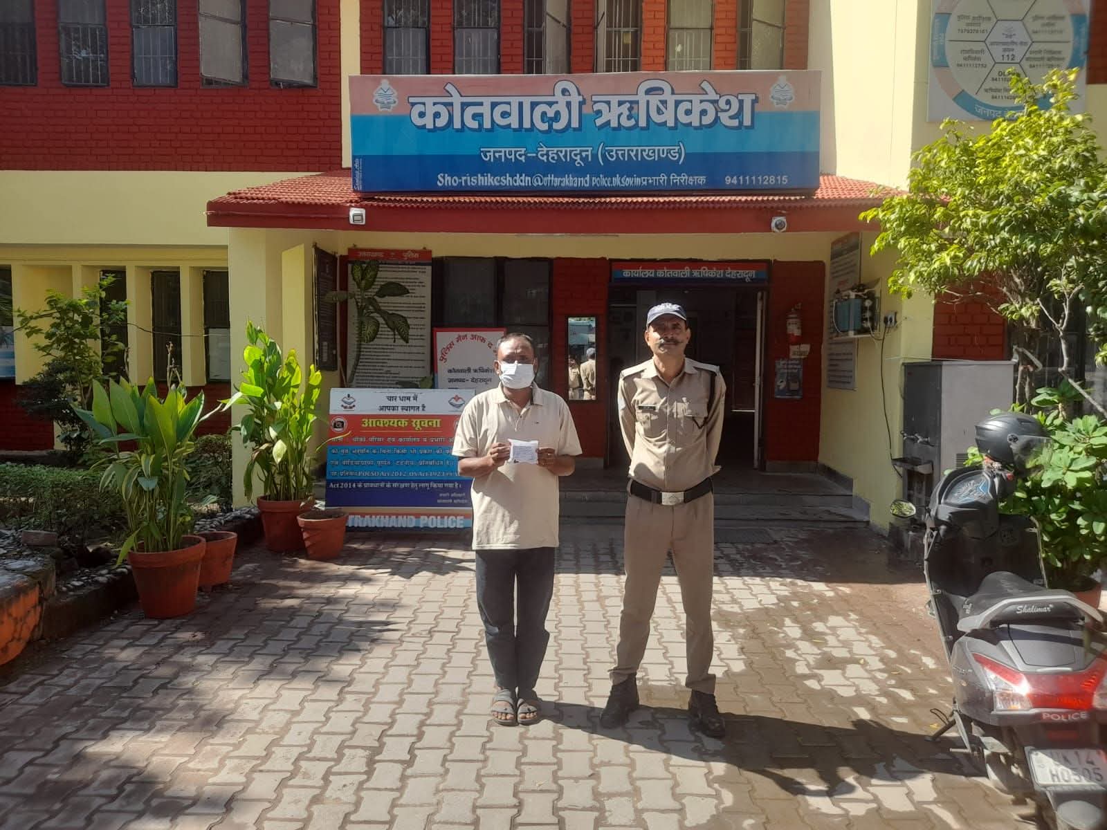 ऋषिकेश में पुलिस को देख जंगल की ओर भागा युवक, पीछा कर दबोचा; ₹6 लाख से अधिक की स्मैक बरामद
