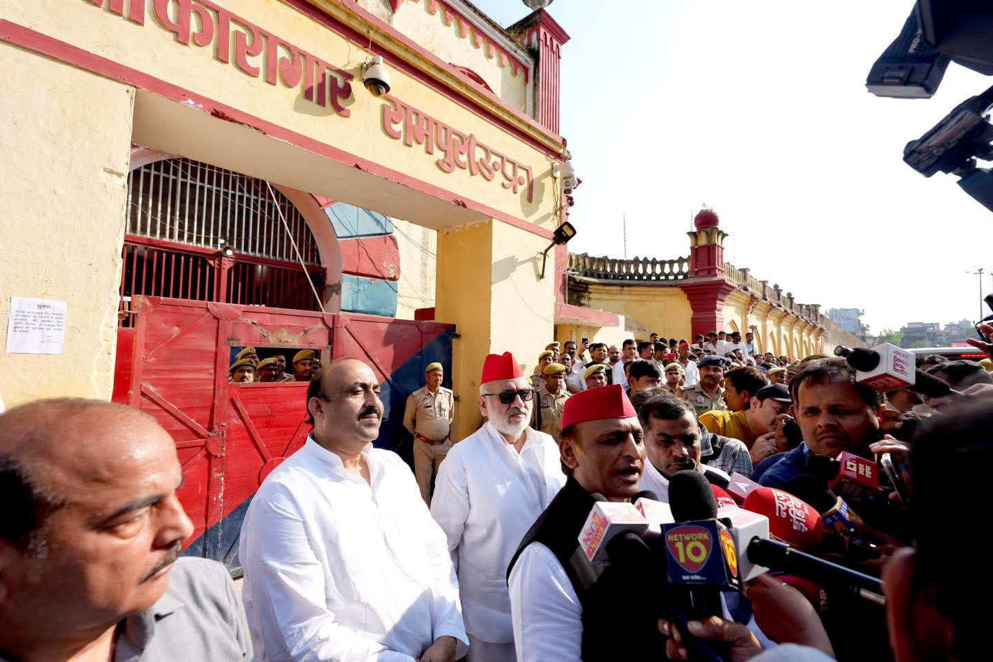 Azam Khan के समर्थन में अखिलेश यादव का बड़ा बयान, BJP पर साधा निशाना; बोले—‘जो आज़म थे, वो आज़म हैं, वो आज़म रहेंगे’