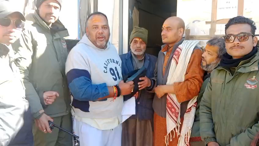 केदारनाथ धाम में उत्तराखंड पुलिस की ईमानदारी की मिसाल! यात्री को लौटाया ₹1 लाख नकद और iPhone से भरा बैग, पुरोहित ने भी की मदद