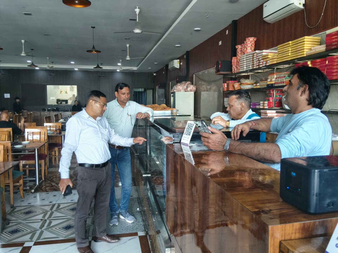 देहरादून से मसूरी तक खाद्य सुरक्षा विभाग की छापेमारी! 6 रेस्टोरेंटों को नोटिस, मिठाइयों के सैंपल जांच को भेजे; विकासनगर में निर्माण पर रोक