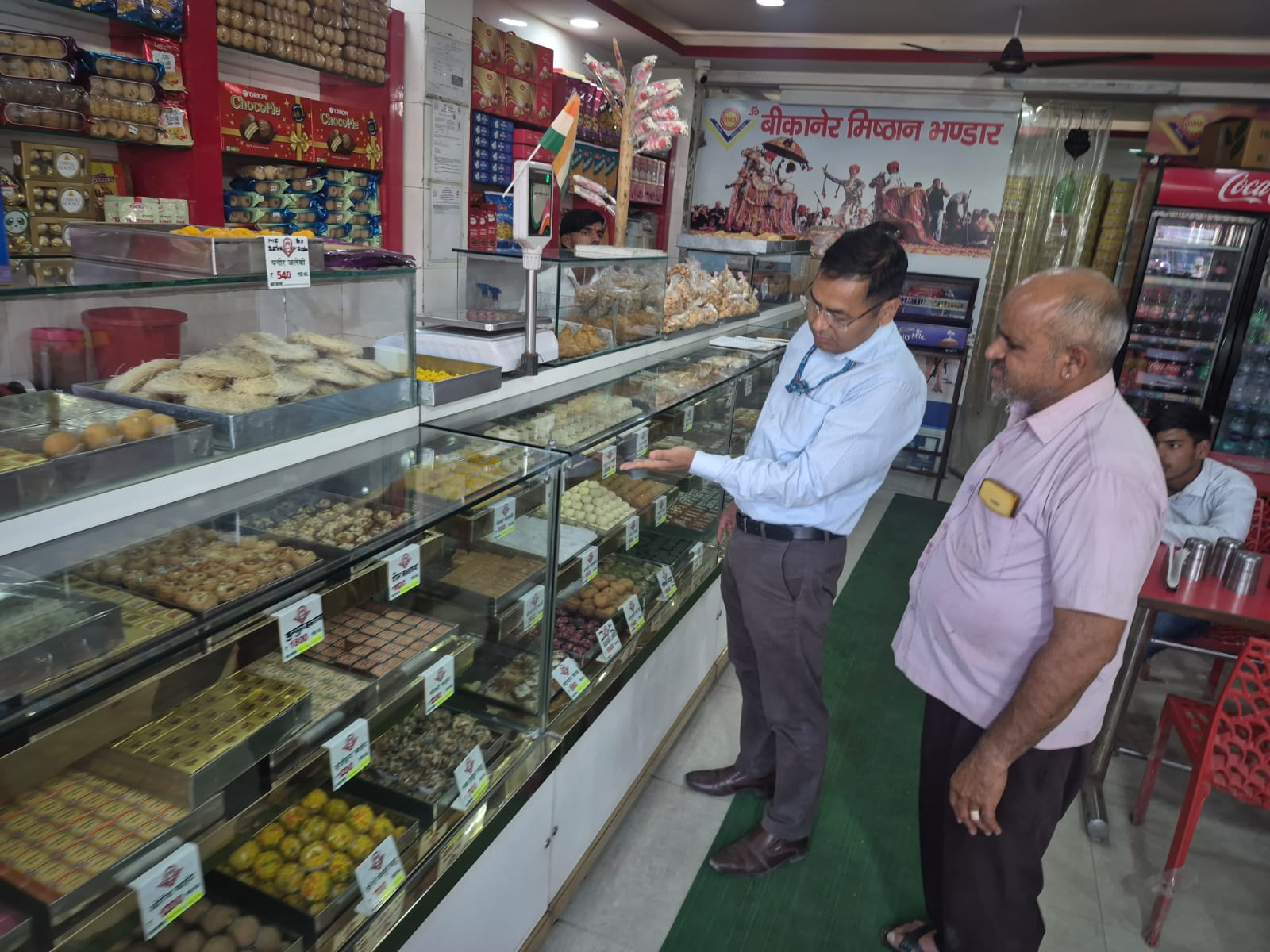 Dehradun News: मिठाइयों की ट्रे पर निर्माण और एक्सपायरी डेट की जांच, खाद्य सुरक्षा विभाग ने 27 प्रतिष्ठानों का किया निरीक्षण
