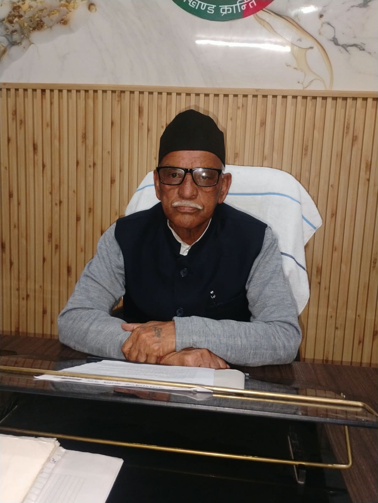 उत्तराखंड हेलीकॉप्टर हादसे पर UKD का सरकार पर तीखा हमला, सुरेंद्र कुकरेती बोले—यात्रियों की जान से ज्यादा कंपनियों के मुनाफे की चिंता?